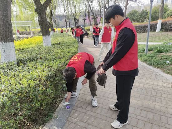 爭(zhēng)做河小青1.jpg