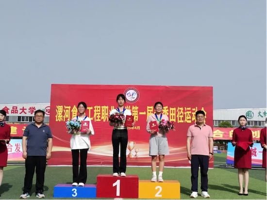 運(yùn)動(dòng)會(huì)3-秦克熒女子800第一名.png