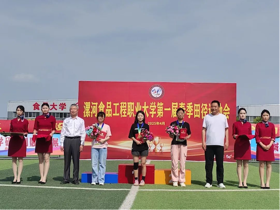 運(yùn)動(dòng)會(huì)9-李妍妍女子200米第一名.png