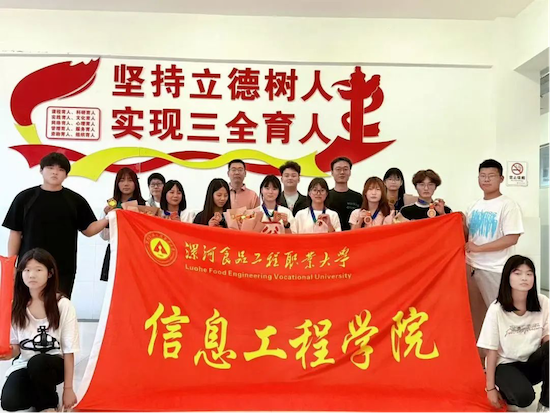 運(yùn)動(dòng)會(huì)10-五年制?？平M獲獎(jiǎng)師生合影.png